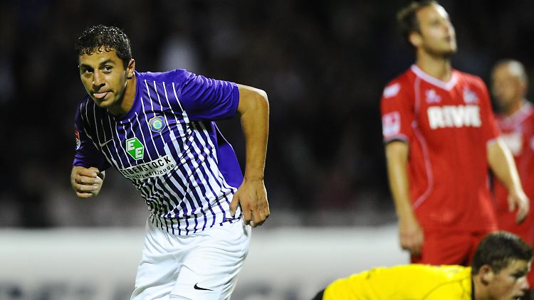 Lange Gesichter beim FC. Aues Torschütze Halil Savran freut sich hingegen diebisch.