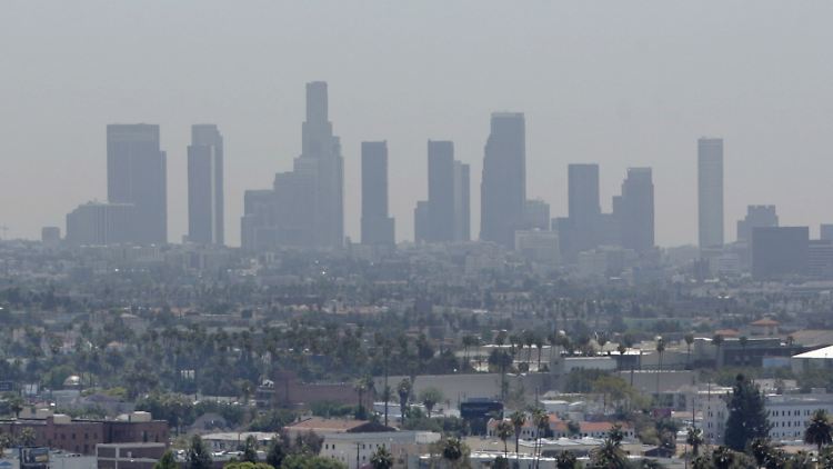 In einem Vorort von Los Angeles bricht die Pipeline gegen Mitternacht.