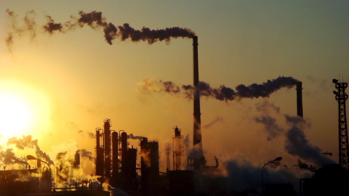 Rauch steigt aus Schornsteinen einer Chemiefabrik in der nordchinesischen Stadt Tianjin.