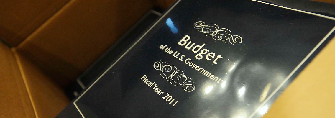 Dieses Buch hat es in sich: der Haushaltsplan für 2011.