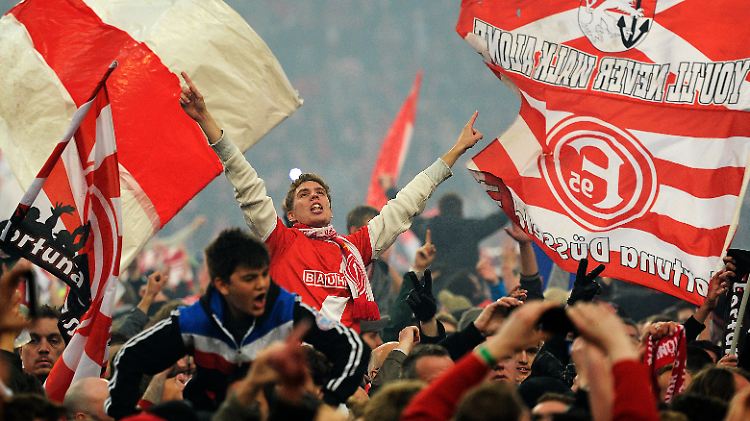 Vielleicht hätten sie einfach nicht aufs Spielfeld laufen sollen: Fans Fortuna der Fortuna beim Spiel gegen Hertha.