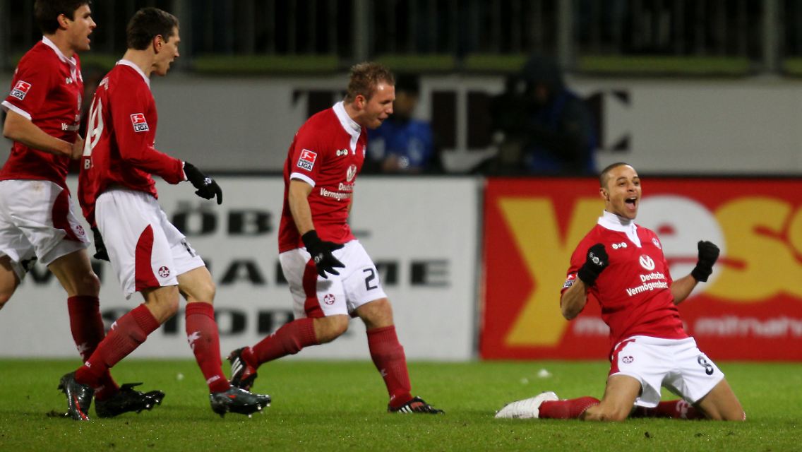 Sam lässt sich nach dem 1:0 feiern - nicht zum letzten Mal an diesem Abend.