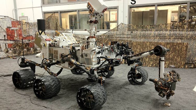 Ein Duplikat des Marsroboters "Curiosity".