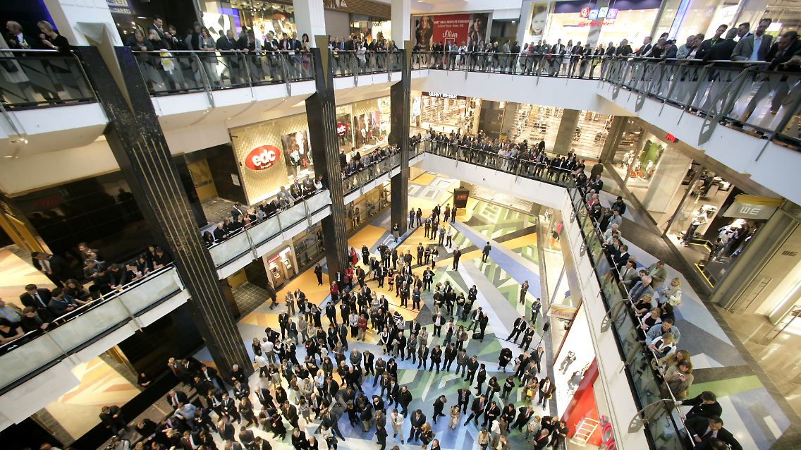 Das Berliner Kaufhaus Alexa war nicht nur zur Weihnachtszeit gut gefüllt.