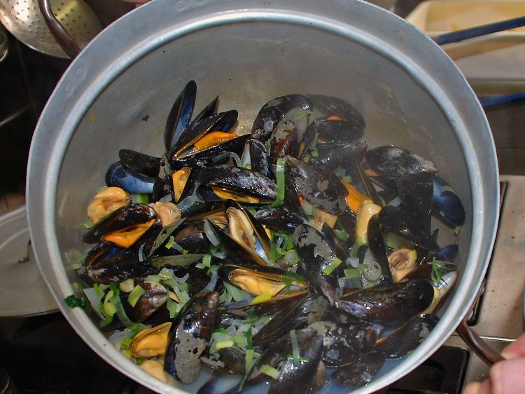 Weil in den Muscheln so viel Feuchtigkeit steckt, garen sie ganz ohne zusätzliches Wasser.