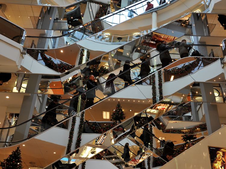 Andrang in einem Münchener Kaufhaus: "Trotz der noch moderaten Arbeitslosigkeit"