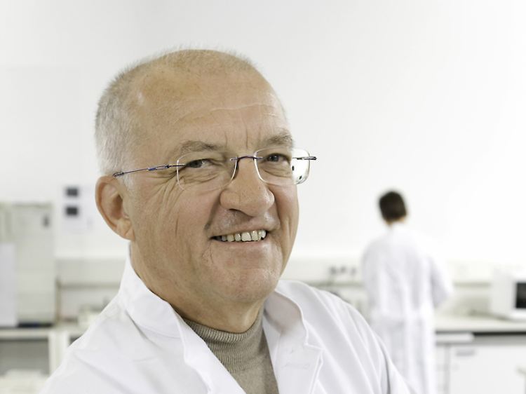 Ullrich hat neben seiner akademischen Tätigkeit vier Biotechfirmen gegründet. Seine Arbeit umfasst mehr als 450 wissenschaftliche Publikationen.