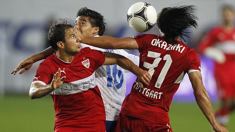Tamas Hajnal (l.) und Shinji Okazaki setzen sich mit Stuttgart gegen Moskau durch.