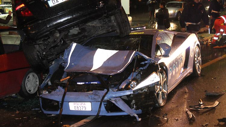 Ende eines Vorzeige-Streifenwagens: Nach einem Unfall sieht der Lamborghini Gallardo der italienischen Carabinieri reichlich ramponiert aus.
