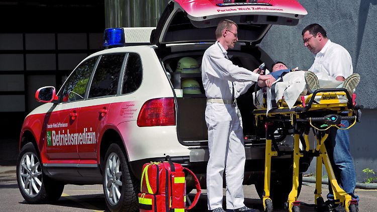 Schnelle Werksfeuerwehr: Porsche setzt in seinem Werk in Zuffenhausen diesen zum Rettungswagen umgerüsteten Cayenne ein.