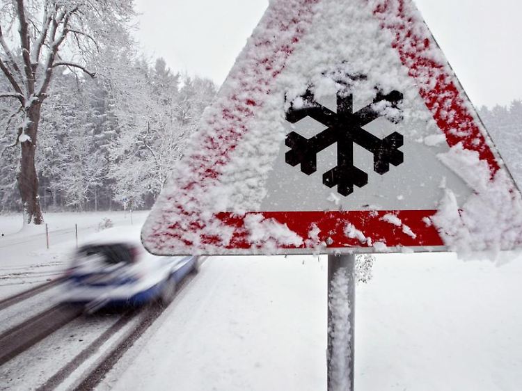 Bei andauerndem Schneefall müssen Autofahrer in den Alpen weiterhin mit kurzfristigen Straßensperrungen rechnen.
