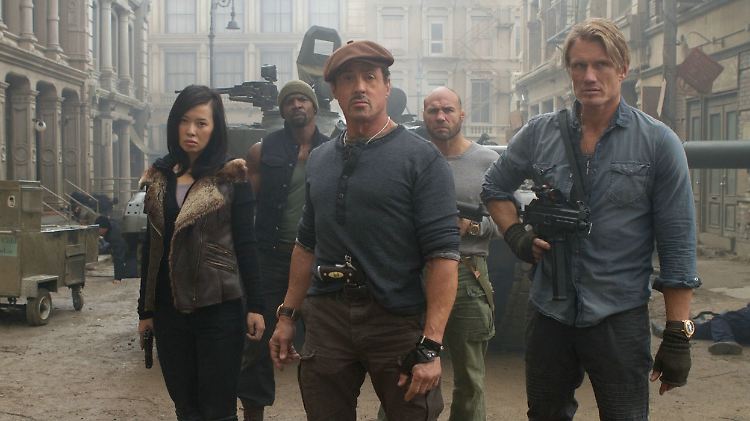 Die Expendables sind wieder am Start und entfachen mit neuen und alten Gesichtern zum zweiten Mal ein Action-Feuerwerk.
