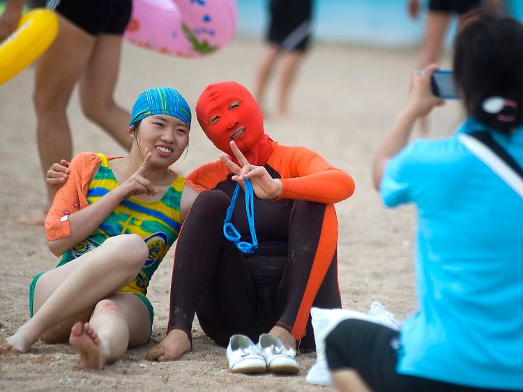 Die "Facekini"-Masken werden an Chinas Stränden immer beliebter, auch in Kombination mit Ganzkörperanzügen.