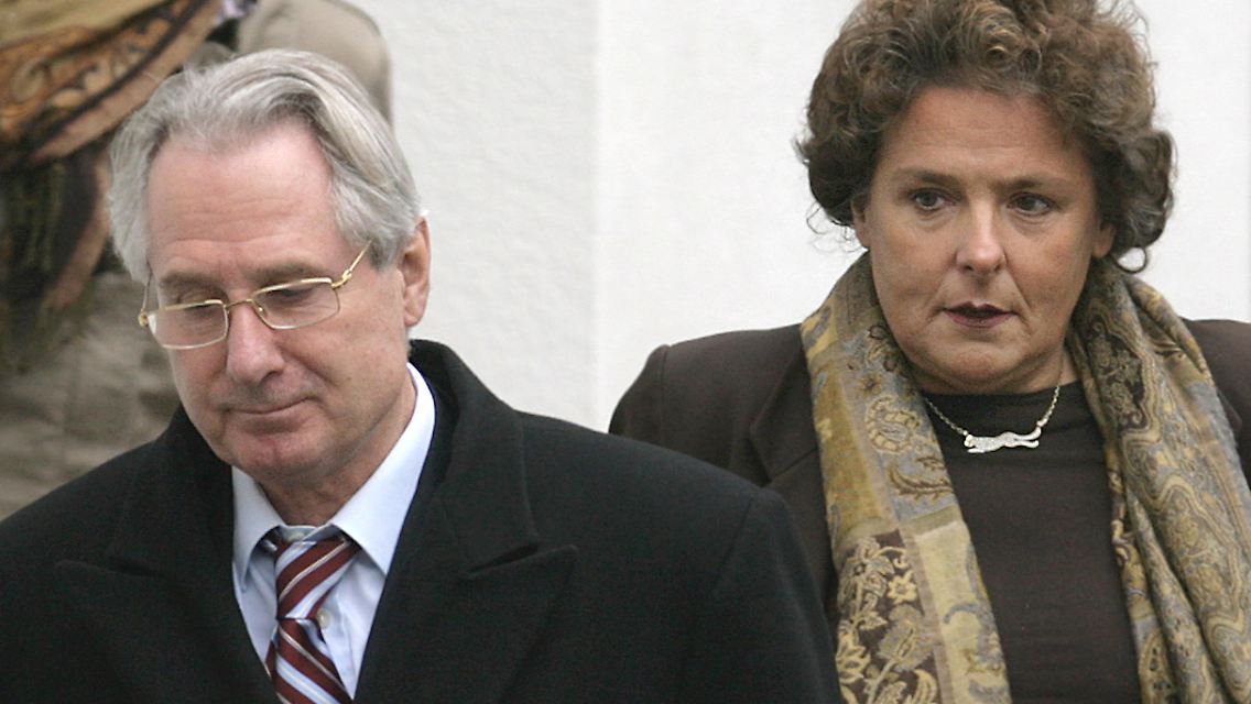 Dumm gelaufen: Nur Ex-Post-Chef Zumwinkel ist bisher namentlich bekannt geworden. Hier Staatsanwältin Margrit Lichtinghagen, wie sie Zumwinkel am 14. Februar 2008 in Köln aus seiner Villa begleitet.