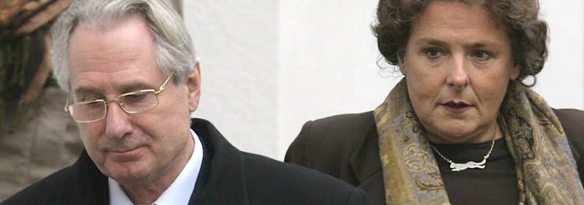 Dumm gelaufen: Nur Ex-Post-Chef Zumwinkel ist bisher namentlich bekannt geworden. Hier Staatsanwältin Margrit Lichtinghagen, wie sie Zumwinkel am 14. Februar 2008 in Köln aus seiner Villa begleitet.