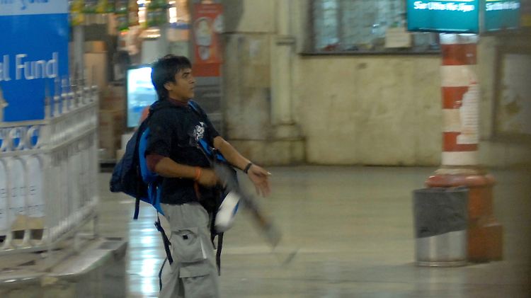 Ajmal Amir Kasab wird der "Kriegsführung gegen Indien" schuldig gesprochen und zum Tode verurteilt.