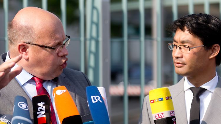Wollen den bisher schleppenden Netzanschluss beschleunigen: Altmaier und Rösler.