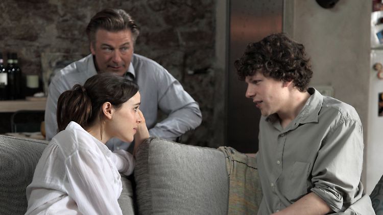 Jack (Jesse Eisenberg) und Monica (Ellen Page) beginnen ein Techtelmechtel - John (Alec Baldwin) begleitet dies kritisch.