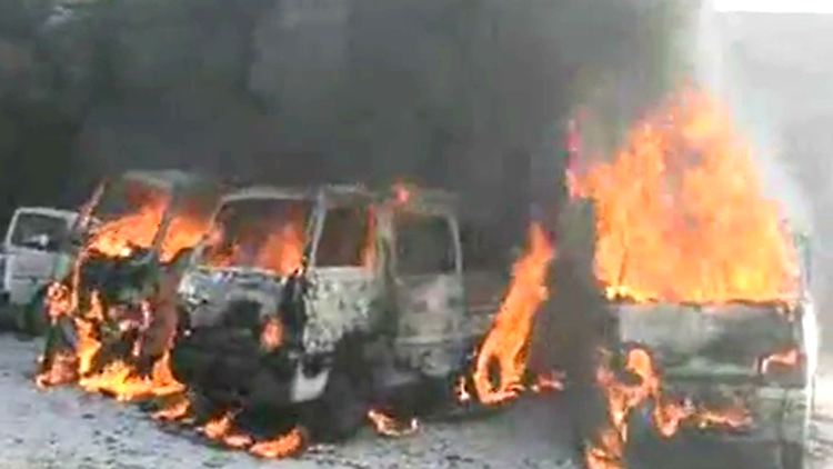 Der Ausschnitt aus einem vom syrischen Revolutionskomitees verbreiteten Video zeigt brennende Autos in der Provinz Idlib nach einem Angriff der Regierungstruppen.