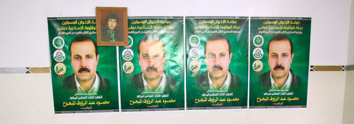 Bilder von Mahmud al-Mabhuh hängen an seinem Haus im nördlichen Gazastreifen.
