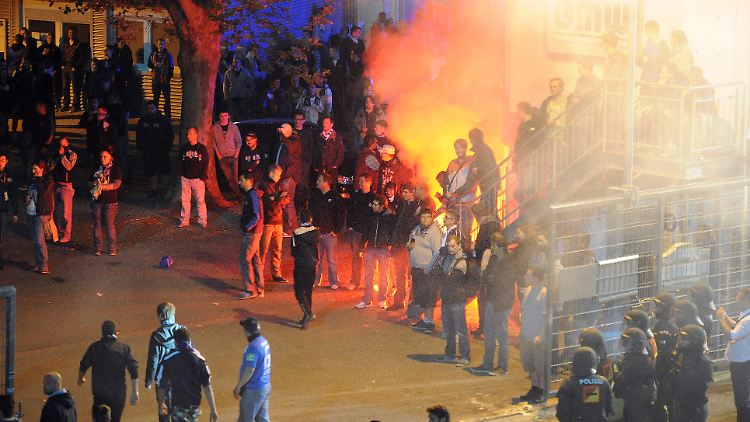 Ärger nach dem Abstieg: Karlsruher Fans belagern nach dem Rückspiel gegen Regensburg die Geschäftsstelle und entzünden Feuerwerkskörper.
