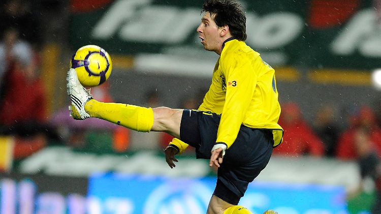 Lionel Messi und Co. werden von Spaniens Schiedsrichtern bevorteilt, heißt es aus Madrid.