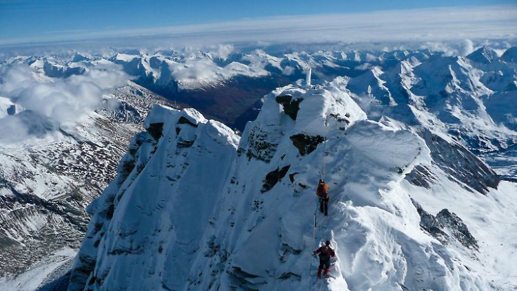 Gletscherspalten sind gefährlich, weil sie häufig von Schnee bedeckt sind und deshalb nicht zu sehen sind.