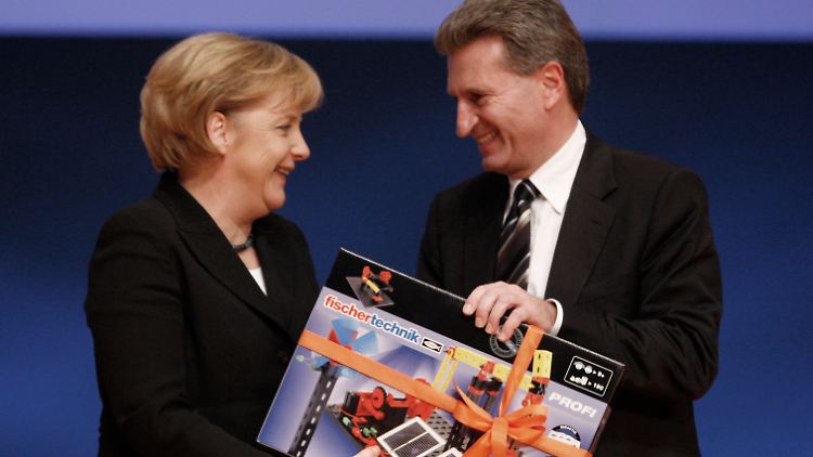 Machten sich immer schon gern Geschenke: der EU-Kommissar für Energie und die Kanzlerin.