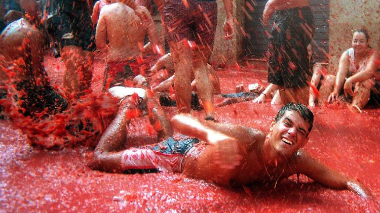 Spanier und Touristen liefern sich bei der "Tomatina" wilde Schlachten - und das seit fast 70 Jahren.