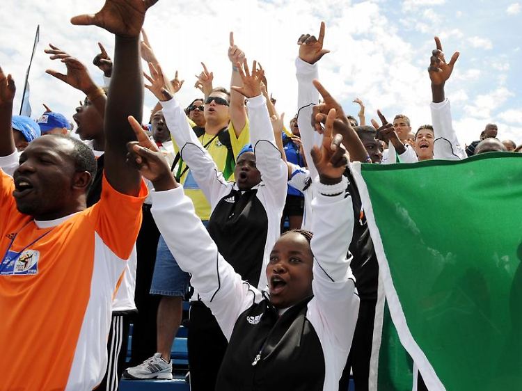 Vier Reiseveranstalter bieten jetzt Pakete zur Fußball-WM in Südafrika an.