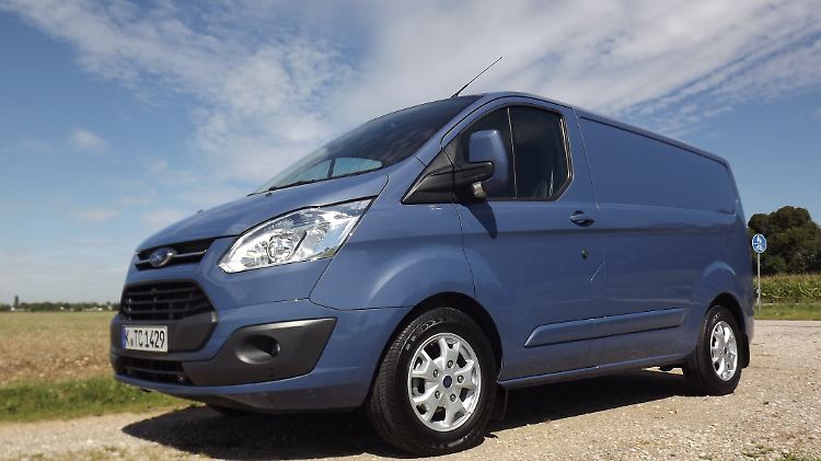 Mit den flotten Formen eines Freizeit-Vans soll der Ford Transit Custom bei den mittelgroßen Lieferwagen punkten.