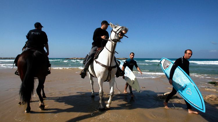 Israelische Polizisten patrouillieren an den Stränden.