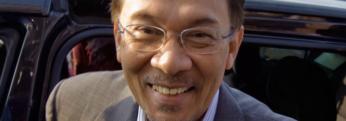 Anwar Ibrahim trifft vor dem Gerichtsgebäude ein.