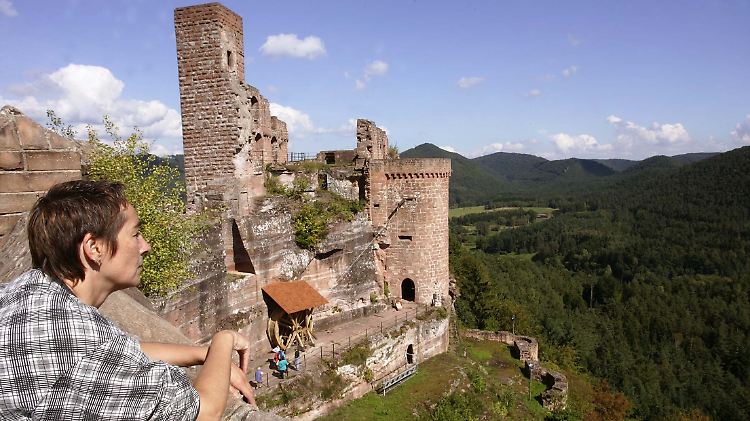 Gute Sicht von der Burg Alt-Dahn in Dahn bei Bad Bergzabern im Pfälzerwald in Rheinland-Pfalz.