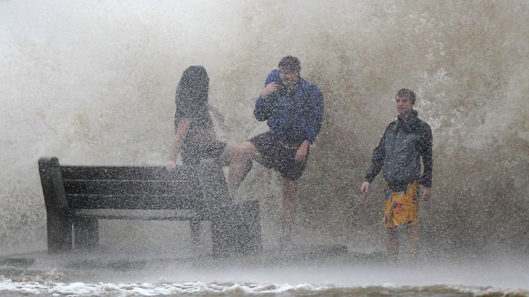 Hurrikan "Isaac" treibt nicht alle Menschen von den Straßen.