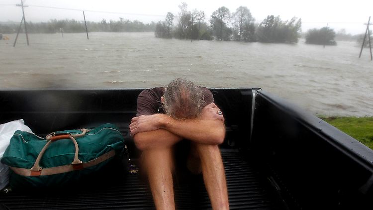 Dutzende Bewohner von Plaquemines Parish mussten von ihren Dächern gerettet werden.