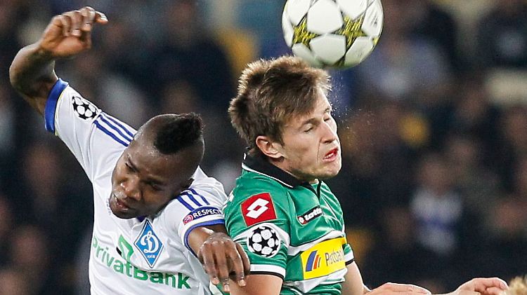 Augen zu und durch: Gladbachs Alexander Ring erkämpft sich den Ball.