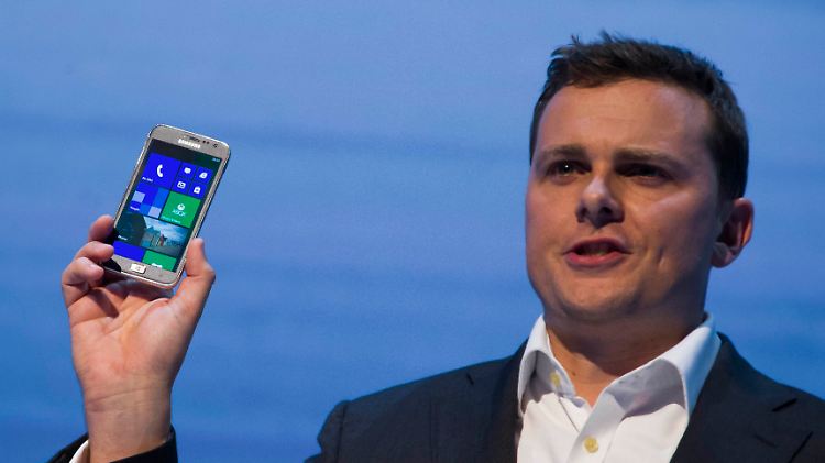 Der britische Samsung-Chef Damian Cusick zeigt in Berlin das neue Samsung ATIV S Smartphone.