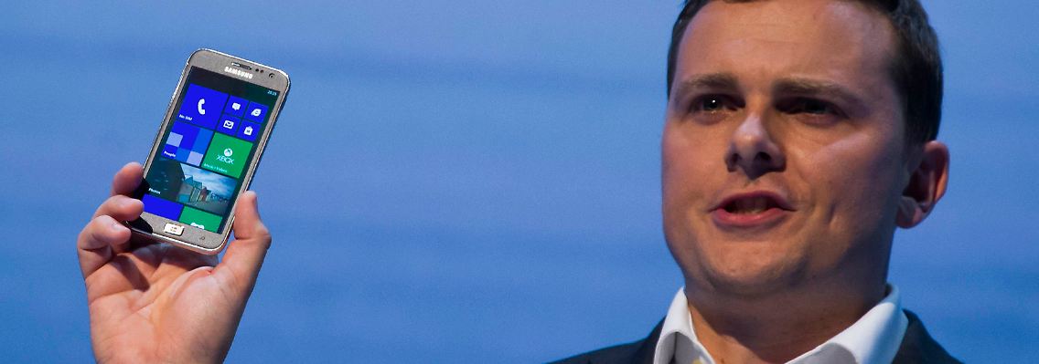 Der britische Samsung-Chef Damian Cusick zeigt in Berlin das neue Samsung ATIV S Smartphone.