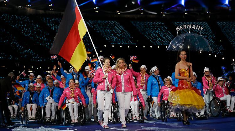 Einzug der deutschen Athleten ins Olympiastadion.