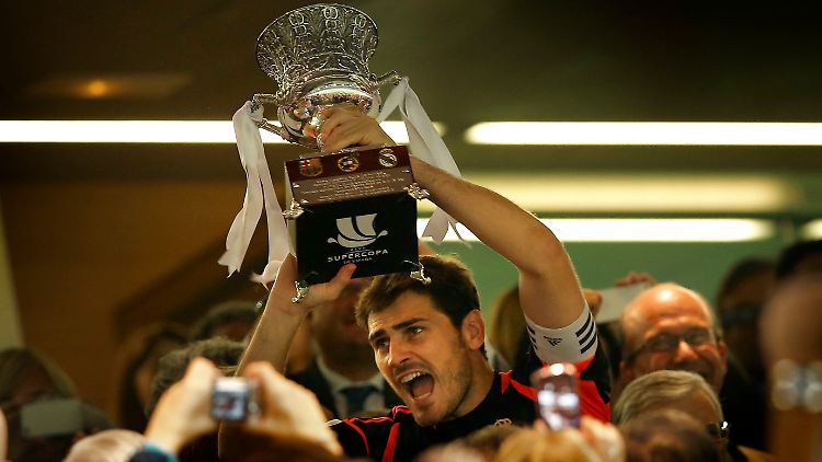 Königliche Freude: Torwart Iker Casillas hält die Trophäe hoch.