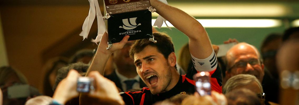 Königliche Freude: Torwart Iker Casillas hält die Trophäe hoch.