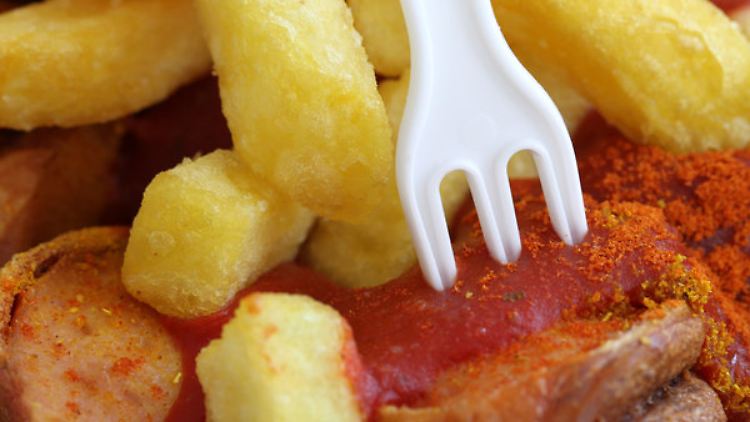 Gesund ist das nicht: Currywurst mit Pommes.