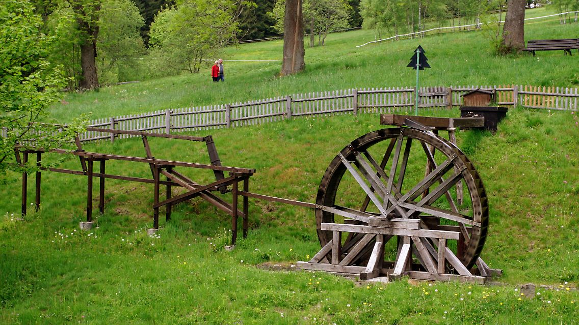 Ein sogenanntes Kunstrad mit Feldgestänge und Hubsatz in Clausthal-Zellerfeld. Mit Hilfe der Wasserräder wurden im Bergbau die Gruben trocken gehalten, das Wasser wurde in die Harzerseen (Wasserregal) geleitet.