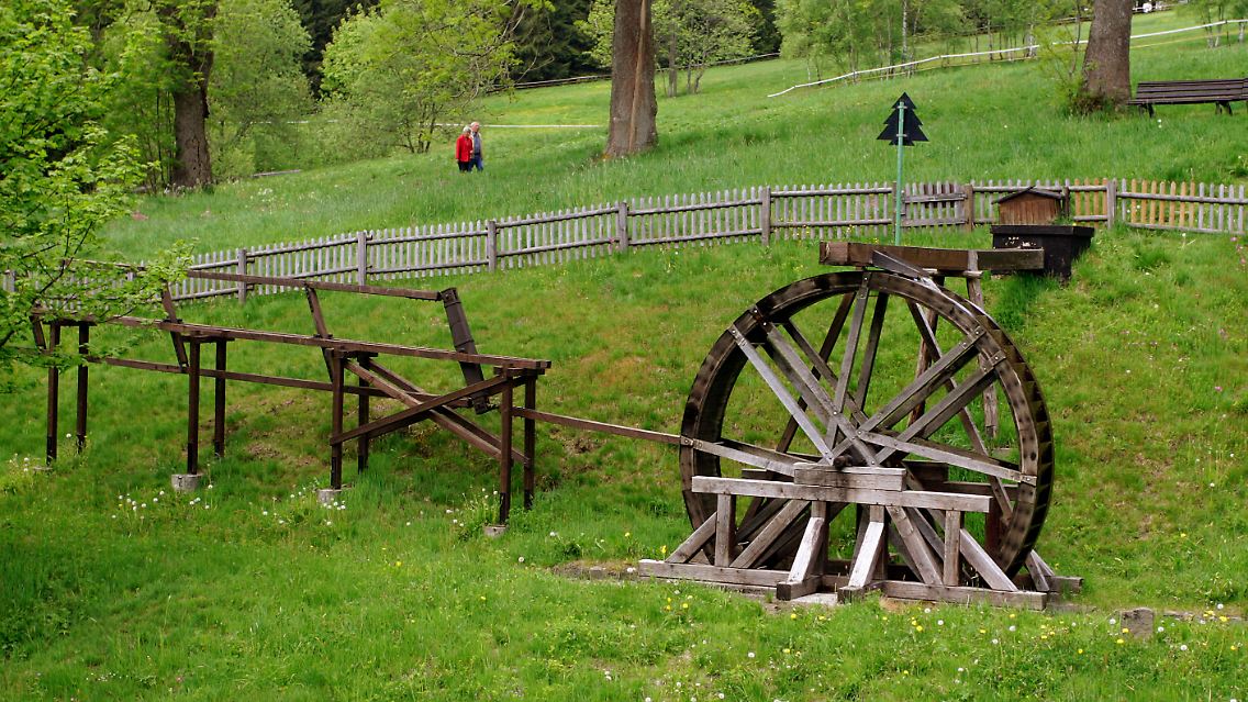 Ein so genanntes Kunstrad mit Feldgestänge und Hubsatz in Clausthal-Zellerfeld: Mit Hilfe der Wasserräder wurden im Bergbau die Gruben trocken gehalten und das Wasser wurde in die Harzerseen (Wasserregal) geleitet.