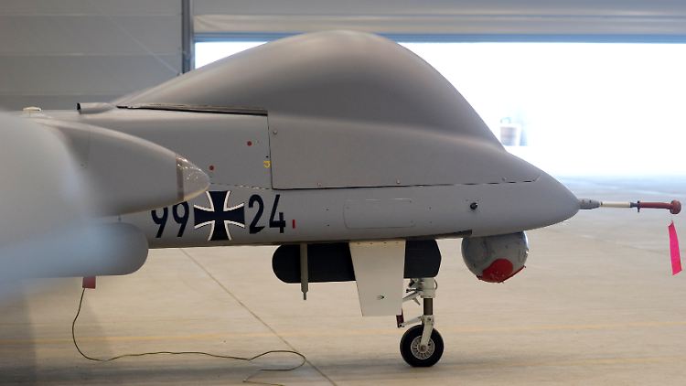 Eine Aufklärungsdrohne Heron I der Bundeswehr in einem Hangar auf dem Flughafen des Feldlagers Masar-i-Scharif. 