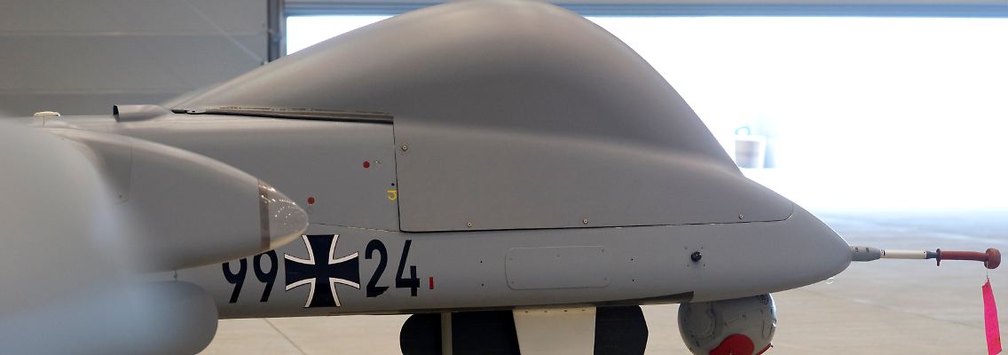 Eine Aufklärungsdrohne Heron I der Bundeswehr in einem Hangar auf dem Flughafen des Feldlagers Masar-i-Scharif.