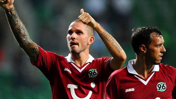 Sie haben nicht nur die Trikots schön: Hannovers Leon Andreasen, links, und Sergio Pinto peilen die Europaliga an.