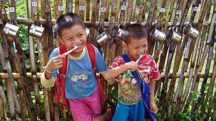 Auch Zähneputzen muss gelernt werden: In Dörfern wie Mae Klang Luang können Thailand-Urlauber auch im Kindergarten vorbeischauen.