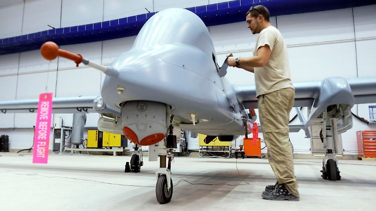Ein Bundeswehrtechniker arbeitet auf dem Flugplatz in Masar-I-Scharif an einer Aufklärungsdrohne vom Typ Heron 1.